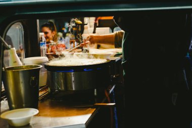 Valencia, İspanya - 4 Ocak 2019: bir krep sokak stand yuvarlak tavada hazırlanıyor Şef.