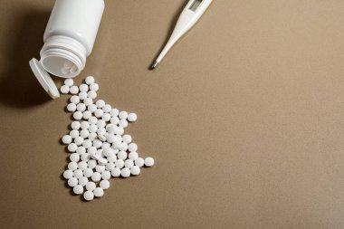 Soğuk, hap ve beyaz termometre kavramı