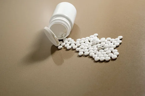 Концепция Лекарств Круглых Белых Таблеток Канистра Лекарствами — стоковое фото