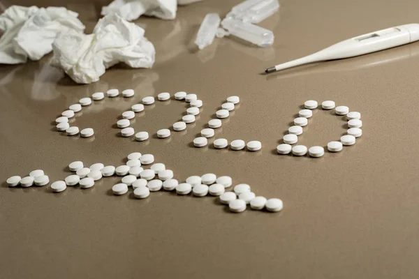 Soğuk Ilaçlar Kirli Sümüklü Kağıt Mendil Ile Tedavi Kavramı — Stok fotoğraf