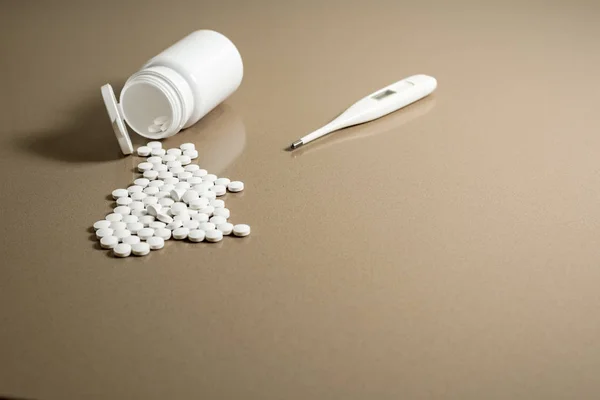 Bílé Tablety Léčbě Nachlazení Zimě Izolované Bílém Pozadí — Stock fotografie
