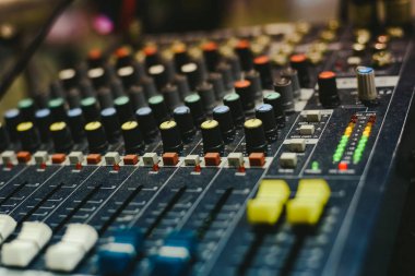 Bir Dj tarafından kullanılan ses karıştırıcı