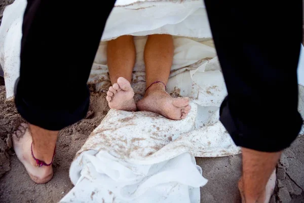 Pies Desnudos Pareja Boda Playa —  Fotos de Stock