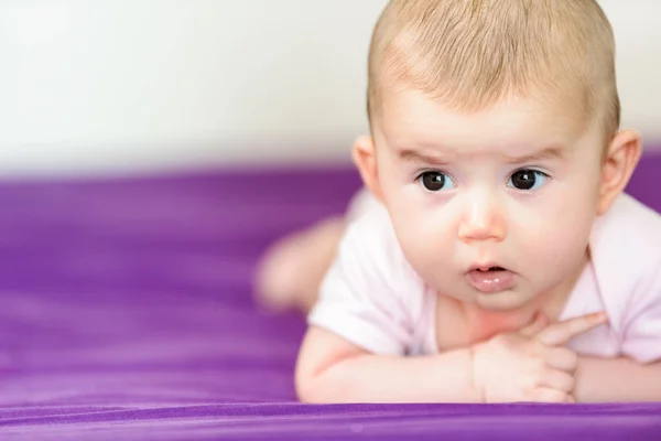 Noworodka Blond Miesiąca Życia Leżące Jej Brzuch Głowa Podniesiona — Zdjęcie stockowe