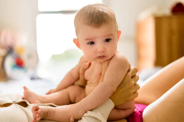 Dość Beztroskie Dziecko Zadowolony Jej Mama — Zdjęcie stockowe