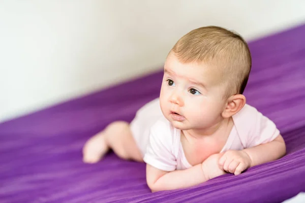 Hübsches Neugeborenes Mädchen Zartes Und Süßes Baby — Stockfoto