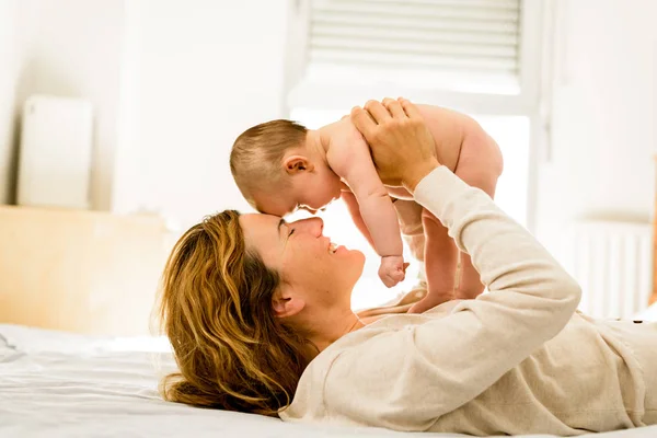 Baby Lifted Arms His Mother Lying Bed While Playing Newly — Stock Photo, Image