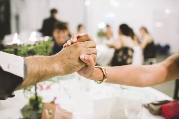 Mãos Homem Mulher Apertando Mãos Para Fechar Negócio — Fotografia de Stock