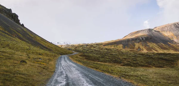 Grusvägen Snötäckta Bergen Island Efter Regnig Dag Med Lera — Stockfoto