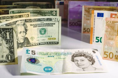 Euro ve dolar tarafından köşeye İngilizce 5 Sterlini notebank.