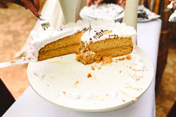 Lezzetli ve eğlenceli gelin pasta dilimlenmiş.