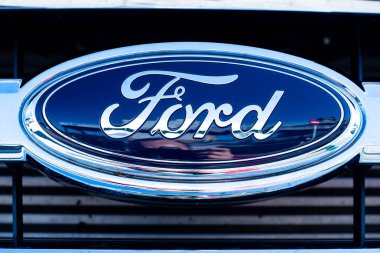 Valencia, İspanya - 13 Ocak 2019: Park halindeki bir araçta araç üreticisi Ford'un logosu.