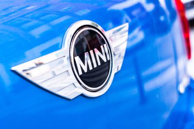 Valencia, İspanya - 13 Ocak 2019: Logo Park edilmiş bir araç içinde Mini otomobil üreticisi.