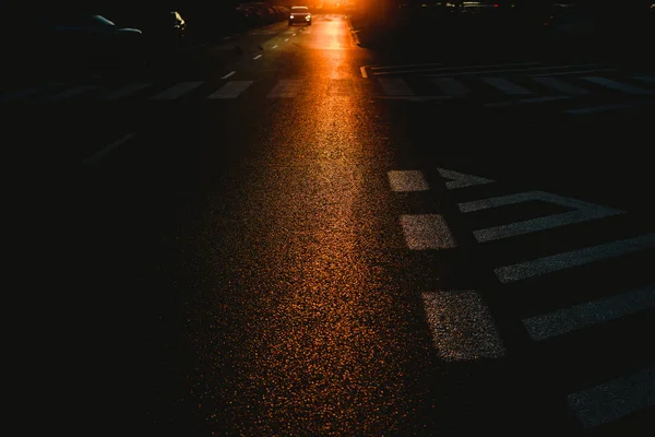 黄昏时一条有汽车和交通标志的黑暗街道的城市背景 — 图库照片