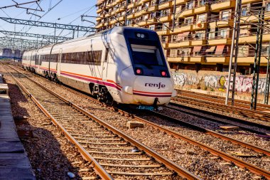 Valencia, İspanya - 12 Ocak 2019: İspanyol renfe firmasının Treni Valencia istasyonuna girdi.