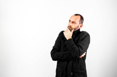 Basit ve temiz dikey, orta yaşlı adam düşünceli ve endişeli negatif boşluk