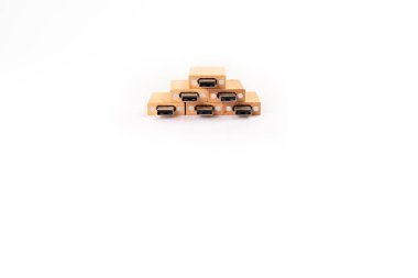 Beyaz arka plan üzerinde izole ahşap pendrive bellek usb yığın.