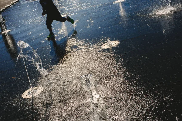 Niño Corriendo Alrededor Una Fuente Agua Suelo Con Sol Fuerte — Foto de Stock
