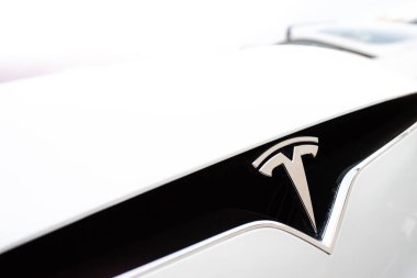 Valencia, İspanya - 19 Ocak 2019: Tesla elektrikli otomobil burun boş logolu.