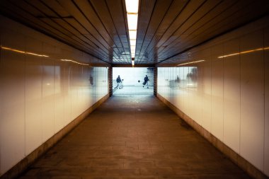 Valencia, İspanya - 14 Ocak 2019: Yolcu bir tünel girişinde sonunda acele metro istasyonu.