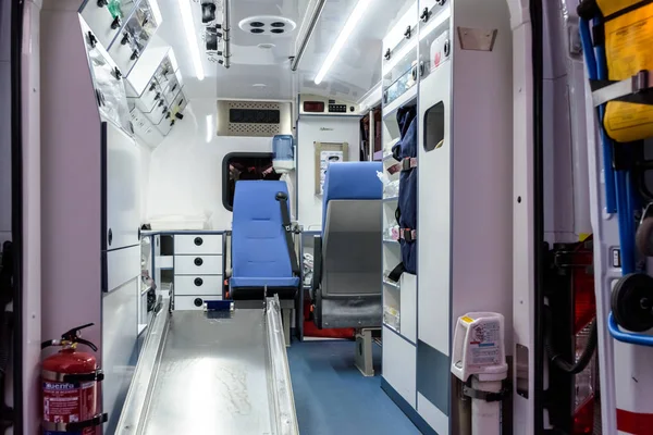 Valencia, İspanya - 14 Ocak 2019: Ambulans sağlık görevlisi süre onun yeni malzeme ile iç olduğunu içinde an ortaya çıkmak.