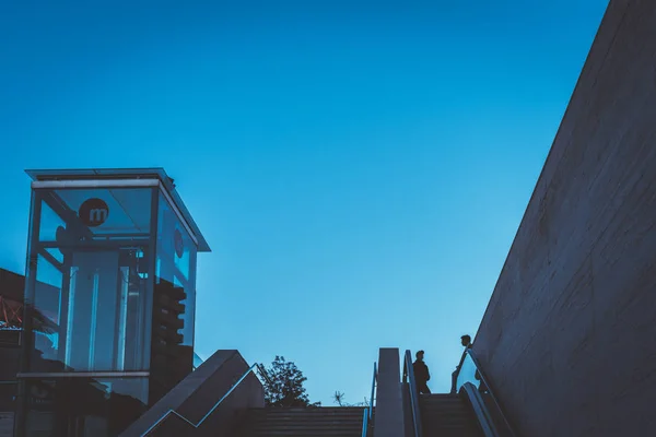 Valencia España Enero 2019 Silueta Jóvenes Esperando Cima Una Escalera — Foto de Stock