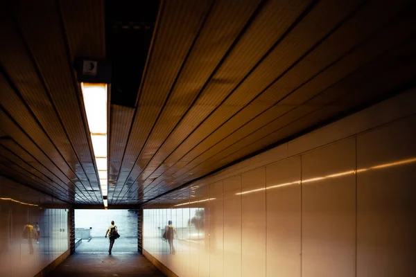 在地铁站入口处的隧道尽头赶时间的乘客 — 图库照片