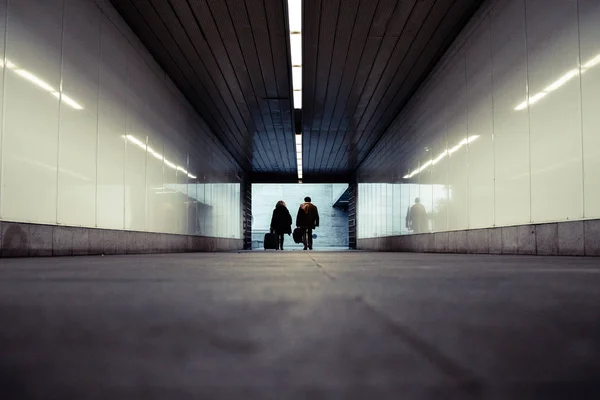 Människor Som Gick Tunnelbana Korridor Med Resväskor Vagn — Stockfoto