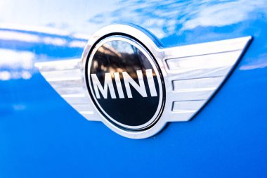 Valencia, İspanya - 13 Ocak 2019: Logo Park edilmiş bir araç içinde Mini otomobil üreticisi.