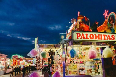 Valencia, İspanya - 19 Ocak 2019: Street şeker bir fuarda depolar.