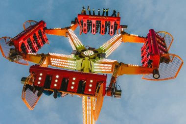 Valencia, İspanya - 19 Ocak 2019: eğlence parkı cazibe, hız ve vertigo kavramı.