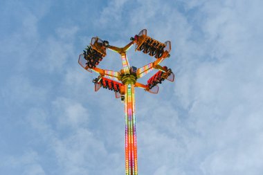 Valencia, İspanya - 19 Ocak 2019: eğlence parkı cazibe, hız ve vertigo kavramı.