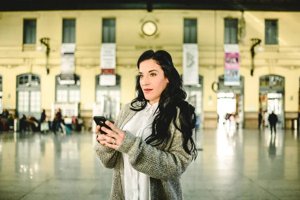 Beautiful Mature Woman Checking Schedules Her Train Her Mobile Phonelooking — Stock Photo, Image