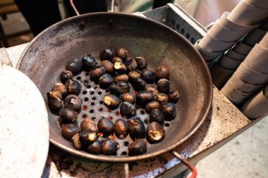 Tavada kavrulmuş kestane bir Fuarı ile.