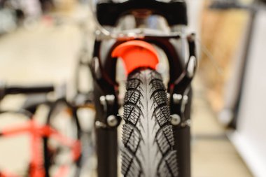 Bisiklet tekerleği ile yeni lastik.