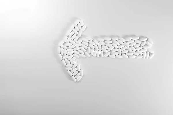 Riktningspil Med Piller Isolerad Vit Bakgrund Medicin Koncept — Stockfoto