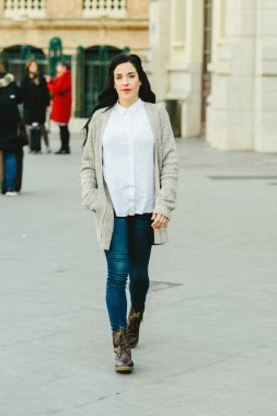 40 yaşında esmer model kadın, dikey portre.