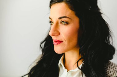 Güzel esmer kadın modeli, orta yaş ve beyaz arka plan üzerinde izole geçici moda portre