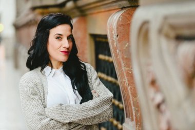 Güçlü ve kendinden emin bir sokakta Olgun kadın portresi.