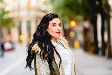 Olgun kadın mutlu ve kendine güvenen kendini bir Avrupa kenti sokaklarında yürüyüş.