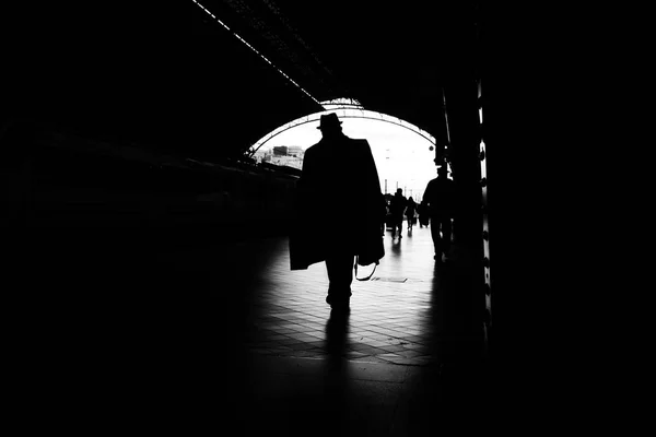 Silhouette Des Passagers Dans Une Gare — Photo