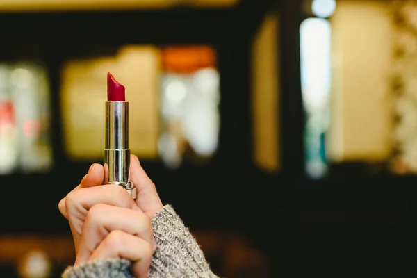 Lápiz Labial Rojo Sostenido Por Mano Una Mujer — Foto de Stock