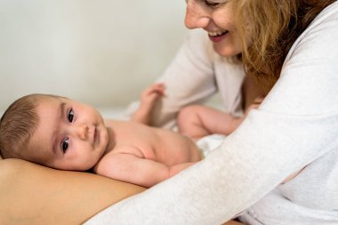 Oldukça kaygısız bebek annesini ile mutlu