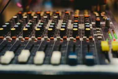 Bir Dj tarafından kullanılan ses karıştırıcı