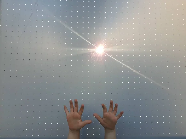 Barnets Händer Med Stråle Ljus Genom Uttråkad Panel — Stockfoto