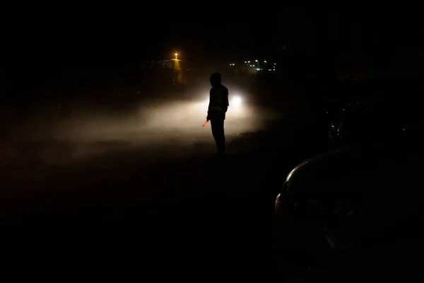 Silhouette Homme Méconnaissable Illuminé Par Les Phares Une Voiture Dans — Photo