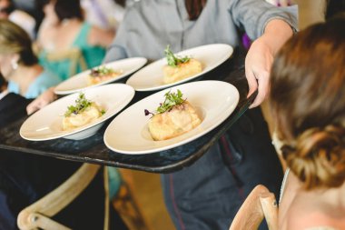 Diners ve misafirler için bir parti tabak meze hizmet veren Garsonlar.