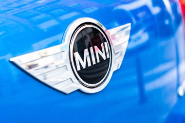 Valencia, İspanya - 13 Ocak 2019: Logo Park edilmiş bir araç içinde Mini otomobil üreticisi.