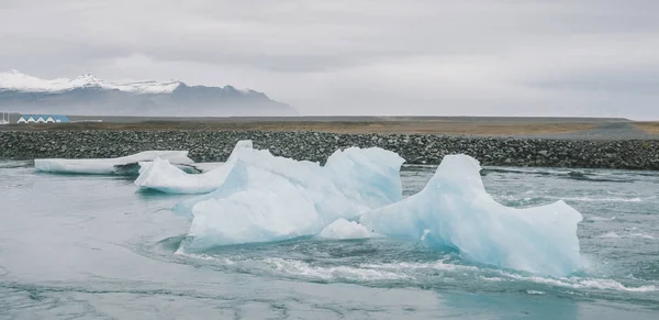 冰川上的巨大冰块和 Jokulsarlon 冰川湖上的蓝色冰山 冰岛瓦特纳冰川国家公园 — 图库照片