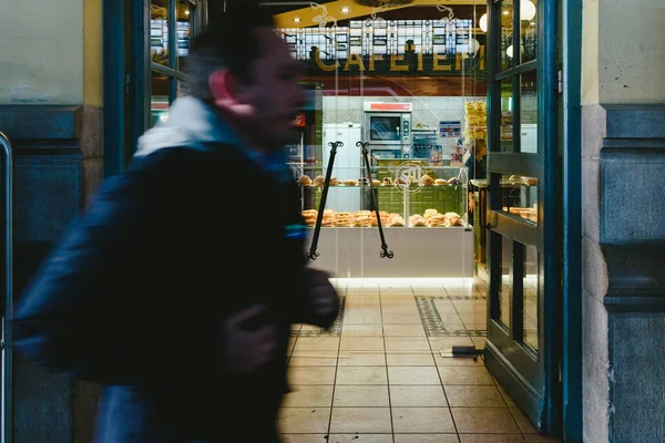 西班牙瓦伦西亚 2019年1月20日 火车站的面包店 乘客全速无速过门 — 图库照片